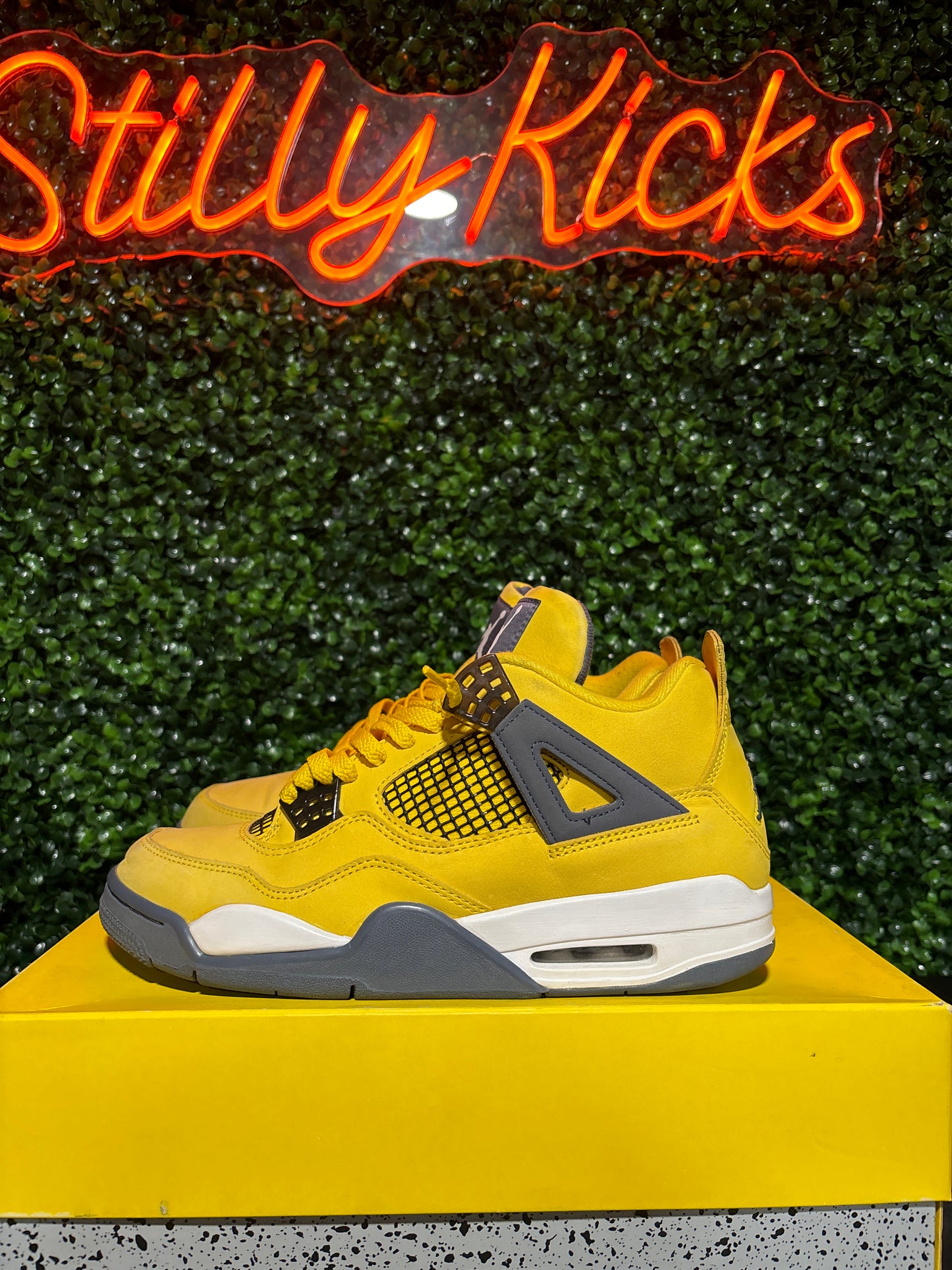 Size 9.5 - Jordan 4 “Lighting”